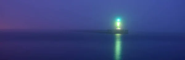 Panoramisch Uitzicht Baltische Zee Nachts Bakboordingang Vuurtoren Golfbrekers Dikke Mist — Stockfoto