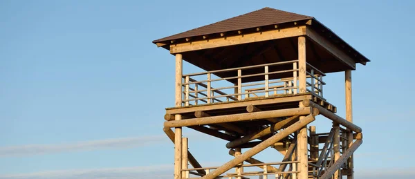 Moderne Holztreppe Promenade Vogelbeobachtungsturm Der Nähe Des Sees Vorfrühling Natur — Stockfoto