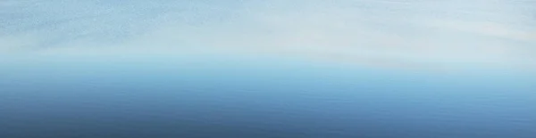 Heldere Blauwe Gloeiende Lucht Reflecties Wateroppervlaktextuur Dromerig Landschap Natuur Milieu — Stockfoto