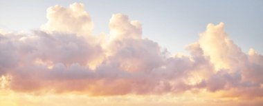 Açık mavi gökyüzü. Pembe ve altın rengi sirrus ve kümülüs bulutları fırtına üstüne, yumuşak güneş ışığı. Dramatik gün batımı bulutları. Meteoroloji, cennet, barış, grafik kaynakları, pitoresk panoramik manzara