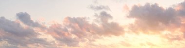 Açık mavi gökyüzü. Pembe ve altın rengi sirrus ve kümülüs bulutları fırtına üstüne, yumuşak güneş ışığı. Dramatik gün batımı bulutları. Meteoroloji, cennet, barış, grafik kaynakları, pitoresk panoramik manzara