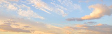 Açık mavi gökyüzü. Pembe ve altın rengi sirrus ve kümülüs bulutları fırtına üstüne, yumuşak güneş ışığı. Dramatik gün batımı bulutları. Meteoroloji, cennet, barış, grafik kaynakları, pitoresk panoramik manzara