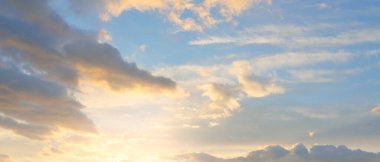 Açık mavi gökyüzü. Pembe ve altın rengi sirrus ve kümülüs bulutları fırtına üstüne, yumuşak güneş ışığı. Dramatik gün batımı bulutları. Meteoroloji, cennet, barış, grafik kaynakları, pitoresk panoramik manzara