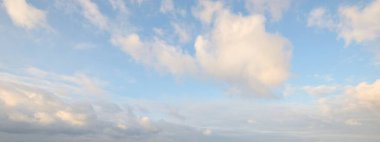 Fırtınadan sonra açık mavi gökyüzü. Yumuşak güneş ışığı. Panoramik görüntü, doku, arkaplan, grafik kaynakları, tasarım, kopyalama alanı. Meteoroloji, cennet, umut, barış kavramı