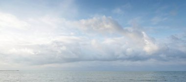 Gün batımında Baltık kıyılarından panoramik hava manzarası. Dramatik bulut manzarası. Kararsız hava, dalgalar ve su sıçramaları. Kış turizmi, küresel ısınma, iklim değişikliği, doğa, ekoloji