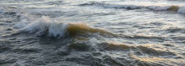 Deniz suyu yüzeyi dokusu. Yumuşak güneş ışığı. Panoramik görüntü, grafik kaynaklar. Doğa, çevre kavramları