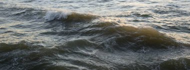 Deniz suyu yüzeyi dokusu. Yumuşak güneş ışığı. Panoramik görüntü, grafik kaynaklar. Doğa, çevre kavramları