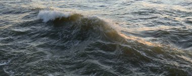 Deniz suyu yüzeyi dokusu. Yumuşak güneş ışığı. Panoramik görüntü, grafik kaynaklar. Doğa, çevre kavramları