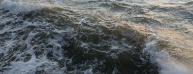 Deniz suyu yüzeyi dokusu. Yumuşak güneş ışığı. Panoramik görüntü, grafik kaynaklar. Doğa, çevre kavramları