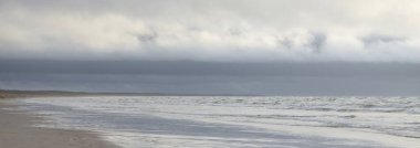 Fırtınadan sonra Baltık Denizi. Dramatik parlayan bulutlar. Deniz manzarası, bulutlar, fırtına, doğa. Panoramik manzara. Ekoloji, iklim değişikliği, hava durumu