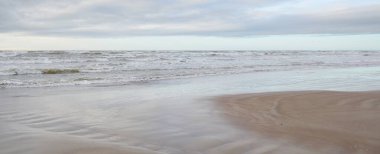 Fırtınadan sonra Baltık Denizi. Gün batımı. Kumsal. Resimli manzara, deniz manzarası, doğa. Panoramik manzara. Ekoloji, eko turizm, yürüyüş kavramları