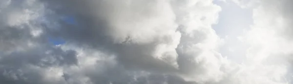 Чистое Голубое Небо Светящимися Белыми Кучевыми Облаками После Шторма Драматический — стоковое фото