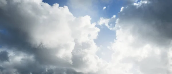 Céu Azul Claro Com Nuvens Cúmulos Brancos Brilhantes Após Tempestade — Fotografia de Stock