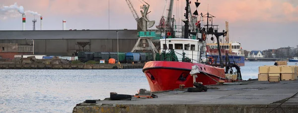 Nave Carico Generale Peschereccio Ancorati Porto Commerciale Gru Sullo Sfondo — Foto Stock