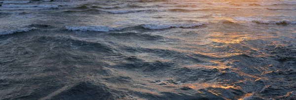 Mořské Pobřeží Při Západu Slunce Struktura Vodní Hladiny Bouřkové Vlny — Stock fotografie