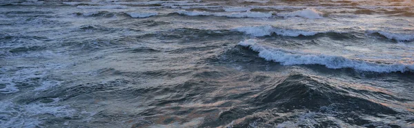 日没の海の海岸 水面の質感 嵐の波 抽象的な背景 濃い赤 柔らかい日差し 黄金の時間 静けさのテーマ — ストック写真