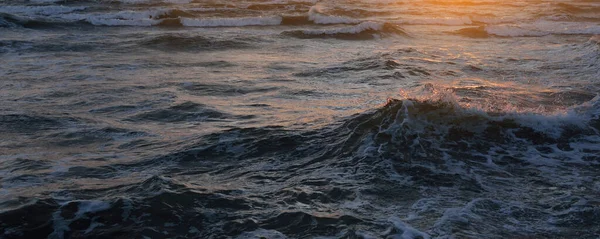 Gün Batımında Deniz Kıyısı Yüzeyi Dokusu Fırtına Dalgaları Soyut Arkaplan — Stok fotoğraf