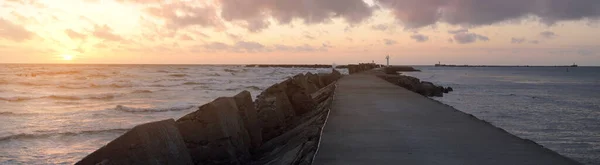 Vecchio Molo Passerella Lungomare Faro Acque Rottura Primo Piano Cielo — Foto Stock