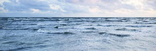 Costa Mar Báltico Sob Céu Azul Com Nuvens Brilhantes Pôr — Fotografia de Stock