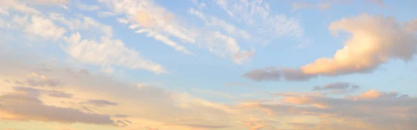 Czyste Błękitne Niebo Świecący Różowy Złoty Cyrrus Cumulus Chmury Burzy — Zdjęcie stockowe