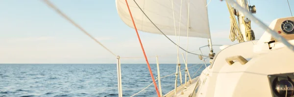 Vit Slupen Riggade Yacht Segling Ett Öppet Hav Vid Solnedgången — Stockfoto