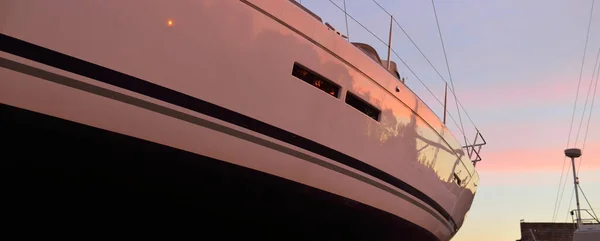 Voiliers Élégants Modernes Debout Sur Terre Dans Yacht Club Marina — Photo