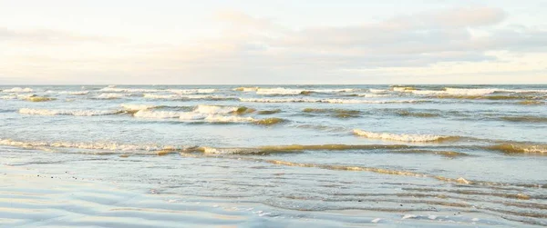 Panoramatický Výhled Pobřeží Baltského Moře Při Západu Slunce Dramatická Oblačnost — Stock fotografie