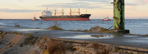 Grande Nave Carico Arrivo Porto Tramonto Mar Baltico Trasporto Merci — Foto Stock