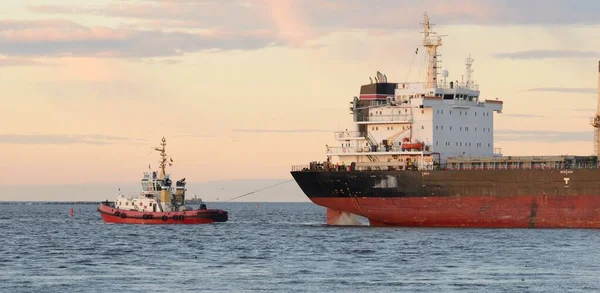 Grande Nave Carico Arrivo Porto Tramonto Mar Baltico Trasporto Merci — Foto Stock