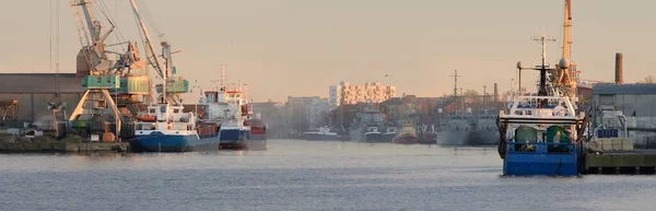 Nave Peschereccio Ancorate Porto Commerciale Gru Sullo Sfondo Liepaja Lettonia — Foto Stock