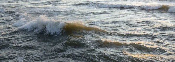 Deniz suyu yüzeyi dokusu. Yumuşak güneş ışığı. Panoramik görüntü, grafik kaynaklar. Doğa, çevre kavramları