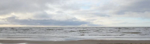 Ostsee Nach Dem Sturm Sanftes Sonnenuntergangslicht Dramatisch Leuchtende Wolken Meereslandschaft — Stockfoto