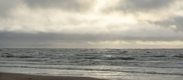 Mar Báltico Después Tormenta Luz Suave Atardecer Nubes Brillantes Dramáticas —  Fotos de Stock