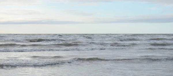 Mar Báltico Después Tormenta Luz Suave Atardecer Nubes Brillantes Dramáticas —  Fotos de Stock