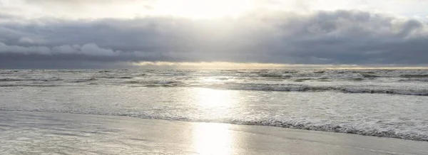 Балтийское Море После Шторма Мягкий Закат Яркие Светящиеся Облака Морской — стоковое фото