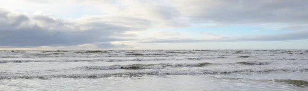 风暴过后的波罗的海柔和的落日光芒 戏剧性的闪耀的云彩 全景全景 气候变化 — 图库照片