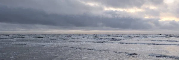 Βαλτική Μετά Την Καταιγίδα Μαλακό Φως Ηλιοβασιλέματος Δραματικά Λαμπερά Σύννεφα — Φωτογραφία Αρχείου