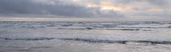 Mar Báltico Después Tormenta Luz Suave Atardecer Nubes Brillantes Dramáticas —  Fotos de Stock