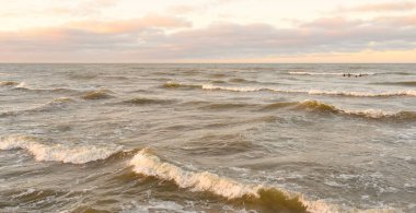 Eski rıhtımın manzarası. Dalgakıranlar yakın çekim. Dramatik gün batımı gökyüzü, altın güneş ışığı. Deniz manzarası, bulut manzarası. Baltık Denizi. Bahar. Turizm, dönüm noktası, navigasyon