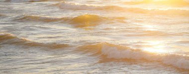 Deniz suyu yüzeyi dokusu. Yumuşak güneş ışığı. Panoramik görüntü, grafik kaynaklar. Doğa, çevre kavramları