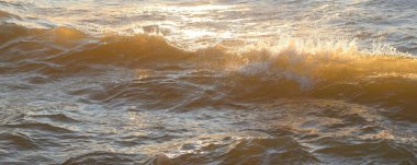 Deniz suyu yüzeyi dokusu. Yumuşak güneş ışığı. Panoramik görüntü, grafik kaynaklar. Doğa, çevre kavramları