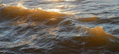 Deniz suyu yüzeyi dokusu. Yumuşak güneş ışığı. Panoramik görüntü, grafik kaynaklar. Doğa, çevre kavramları