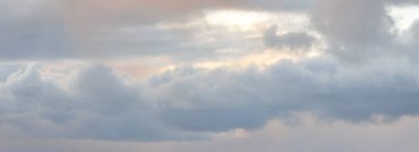 Fırtınadan sonra parlayan pembe bulutlarla açık mavi gökyüzü. Dramatik gün batımı bulutları. Sanat, meteoroloji, cennet, umut, barış kavramları. Grafiksel kaynaklar, resimsel panoramik manzara