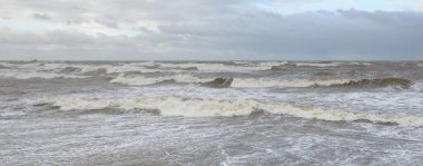 Fırtınadan sonra Baltık Denizi. Gün batımı. Resimli panoramik manzara, deniz manzarası. Doğa, çevre, sert hava, iklim değişikliği
