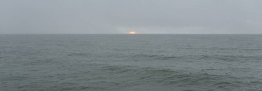 Sis içindeki Baltık Denizi. Dalgalar, su sıçratma, fırtına. Doğal dokular. Resimli panoramik monokrom manzarası, deniz manzarası. Doğa, çevre, sert hava, tehlike