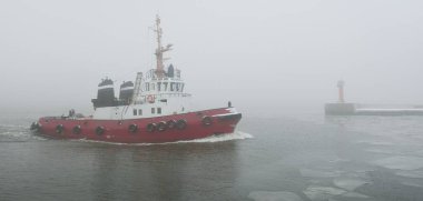 Kalın bir siste römorkör. Baltık Denizi. Kış deniz manzarası. Nakliye, deniz taşımacılığı, lojistik, sanayi, ticaret, ekonomi