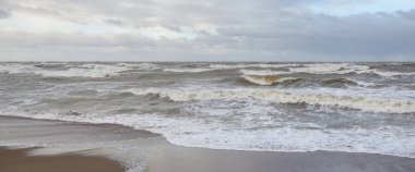Fırtınadan sonra Baltık Denizi. Gün batımı. Resimli panoramik manzara, deniz manzarası. Doğa, çevre, sert hava, iklim değişikliği