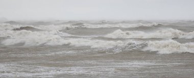 Fırtınadan sonra Baltık Denizi. Gün batımı. Resimli panoramik manzara, deniz manzarası. Doğa, çevre, sert hava, iklim değişikliği