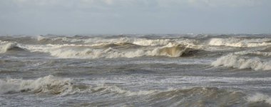 Fırtınadan sonra Baltık Denizi. Gün batımı. Resimli panoramik manzara, deniz manzarası. Doğa, çevre, sert hava, iklim değişikliği