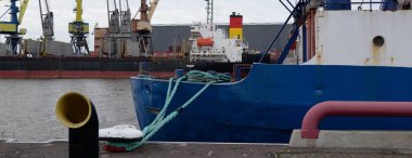 Balıkçı teknesi (trol teknesi) kargo limanına demir attı. Baltık Denizi, Ventspils, Letonya. Ulaşım, geleneksel zanaat, lojistik, endüstri, özel ekipman